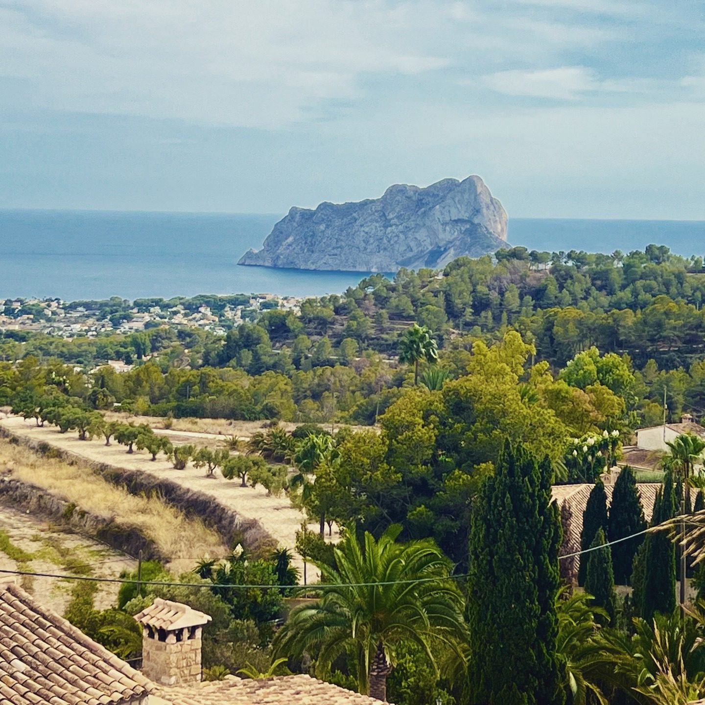 View at the Peñón de Ifach in Calpe. A natural landmark that rises straight from the sea and can be seen from far away. #costablanca #calpe #penondeifach #alicante #mediterraneanvibes #costablancalovers #spanishcoast #spaintravel #visitcostablanca #travelspain #costablancadreams #mediterraneanlife #lovecostablanca #costablancaviews #visitcalpe