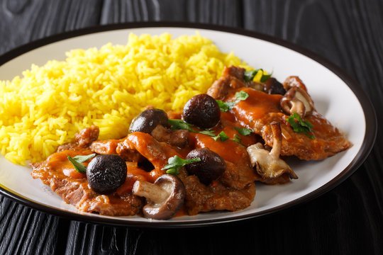 Fricandó de ternera con setas y aceitunas negras