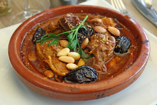 Cordero a la miel con ciruelas y almendras 